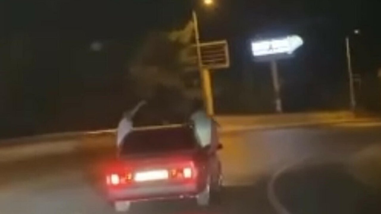 Otomobil penceresinden sarkarak yolculuk yaptılar
