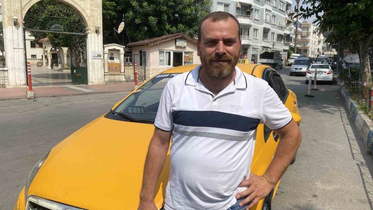Günün kahramanı taksici: Caddeyi geçip insanların üzerine giden otomobili durdurdu