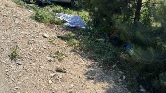 Beton bloğa çarpan otomobil sürücüsü olay yerinde hayatını kaybetti, 1 kişi yaralandı