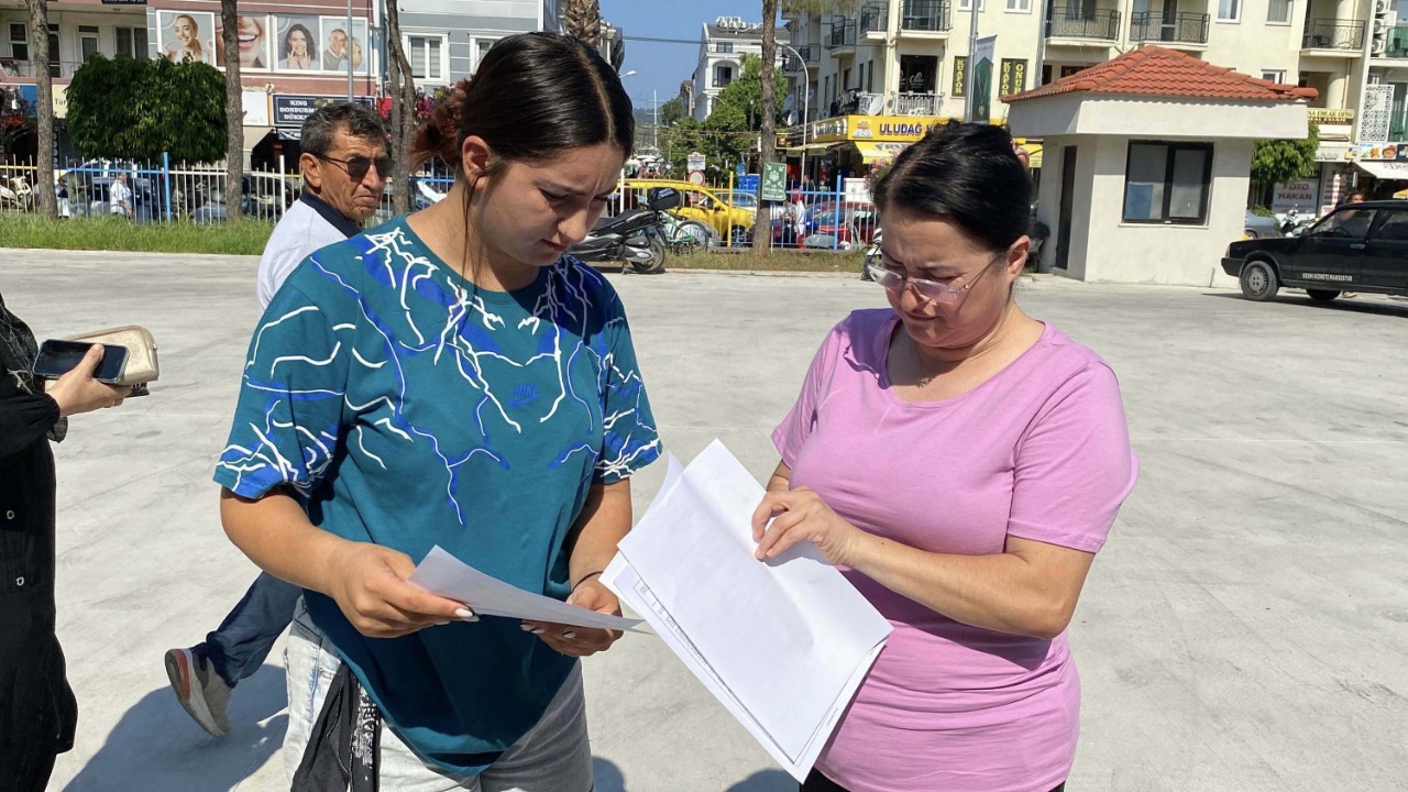 Annesiyle aynı okulda sınava girdi