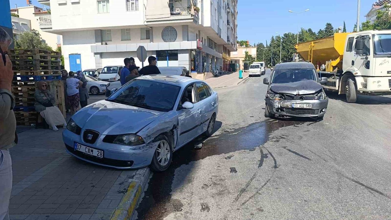 Hafif ticari araç ile otomobil çarpıştı: 1 yaralı