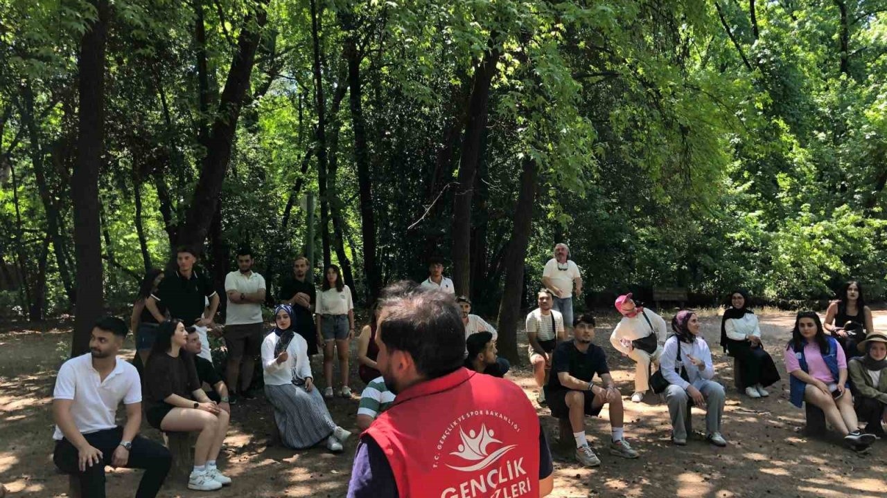 Muğla’da gönüllü gençler doğayı keşfetti, çevre temizliği yaptı