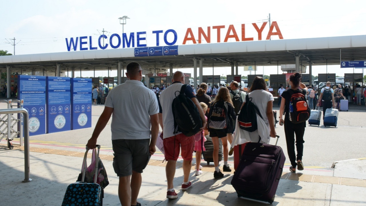 Bütün yük tek terminalde turistler isyan etti!