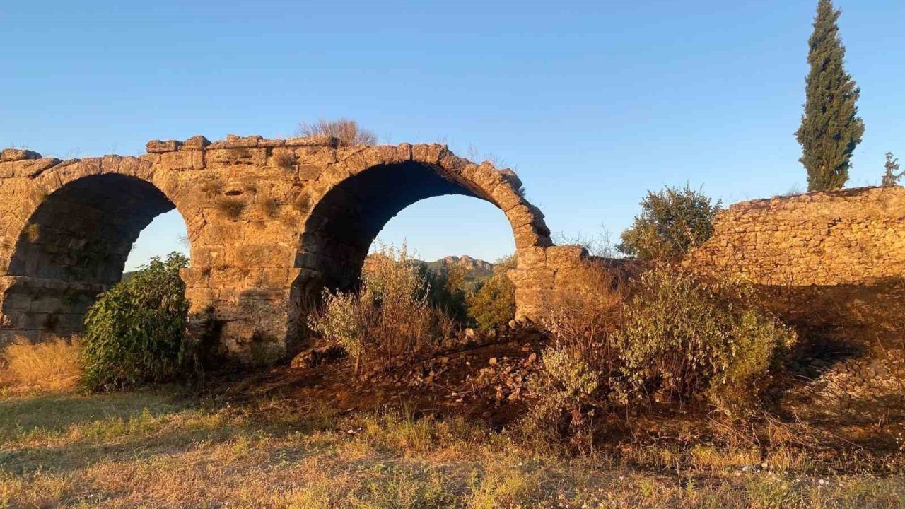 Antalya'da korkutan yangın! Tarihi Aspendos Su Kemerleri