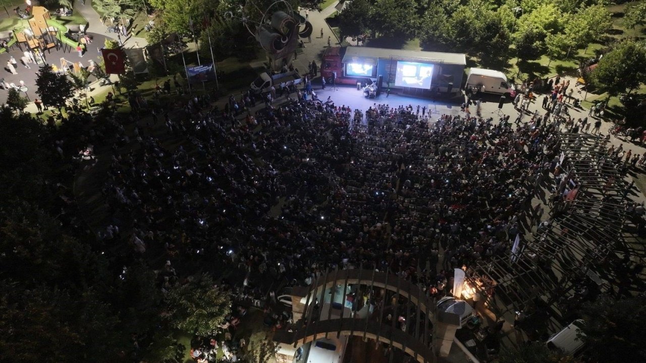 Hızırbey’de yıldızlar altında sinema keyfi