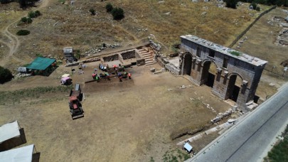 Patara'nın simgesi kent kapısı çevresindeki stoa ve dükkanlar gün yüzüne çıkarılıyor