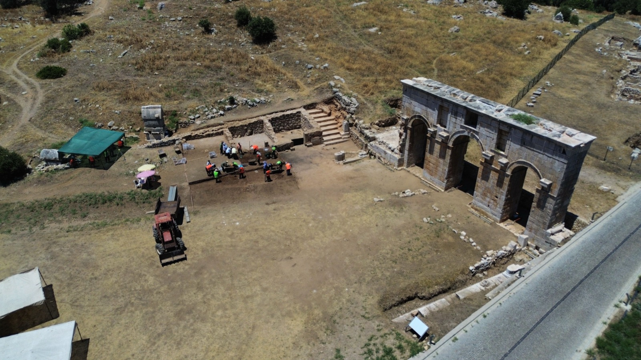 Patara'nın simgesi kent kapısı çevresindeki stoa ve dükkanlar gün yüzüne çıkarılıyor
