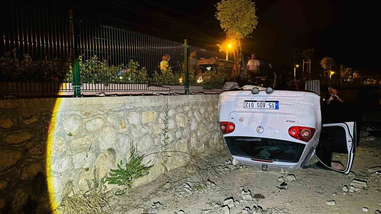 Kanala düşen otomobilin sürücüsü yaralandı