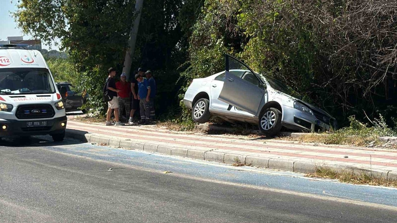 Kaldırıma çıkıp asılı kalan otomobildekiler kazayı burnu bile kanamadan atlattı