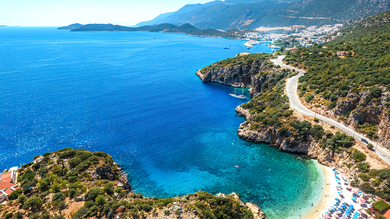 Kaş'a gidip görmeden dönmeyin! O plajı görenler hayran kalıyor