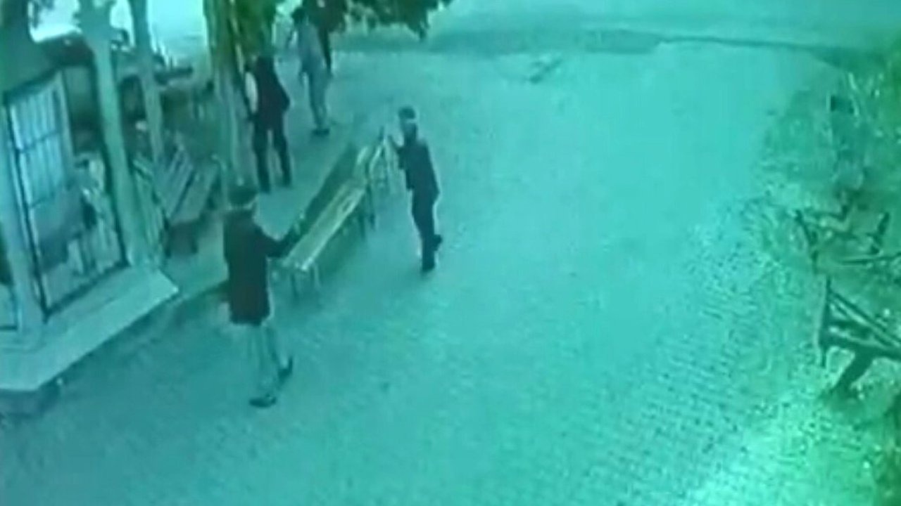 Bir elinde baston diğer elinde silahla köylülere kabusu yaşattı