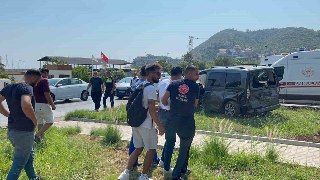 Tur minibüsü ile hafif ticari araç çarpıştı: 2 yaralı