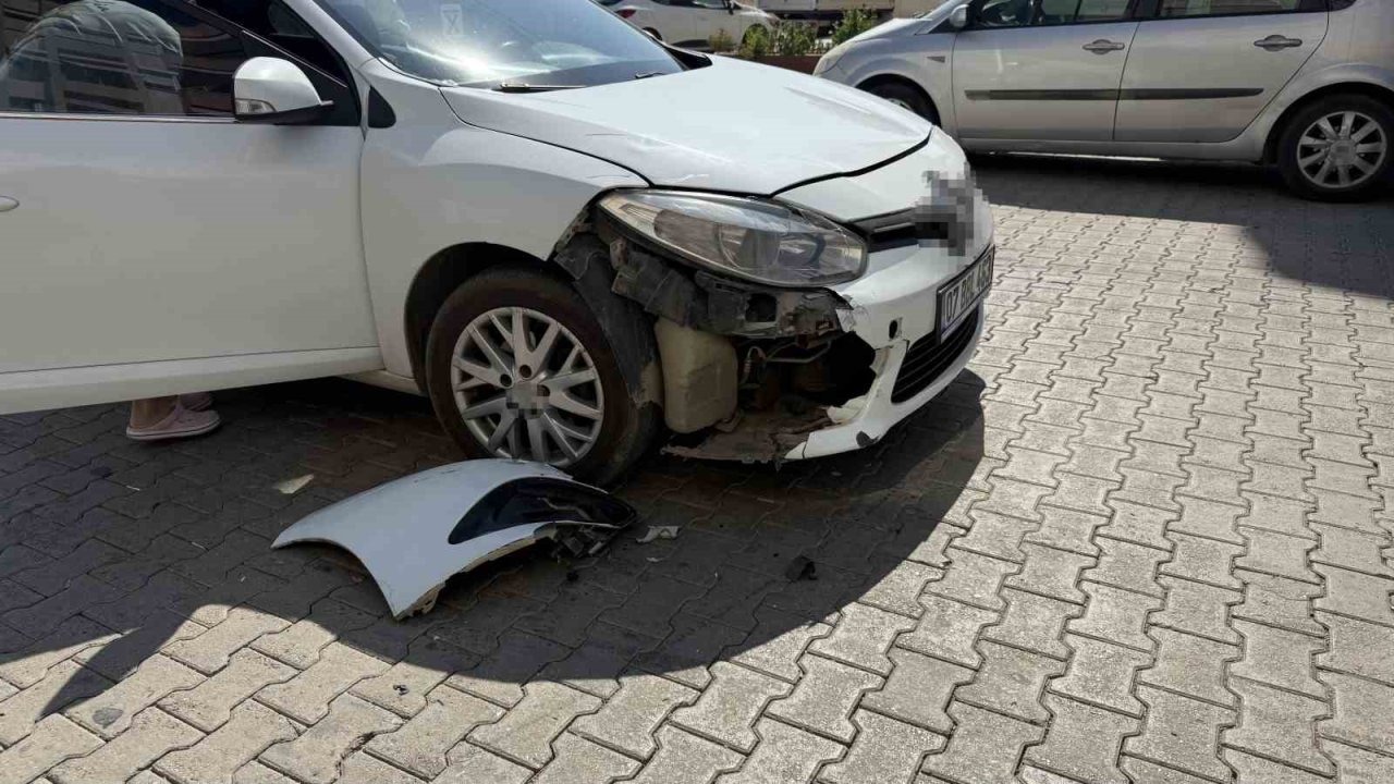 Otomobille motosiklet çarpıştı: 1 yaralı