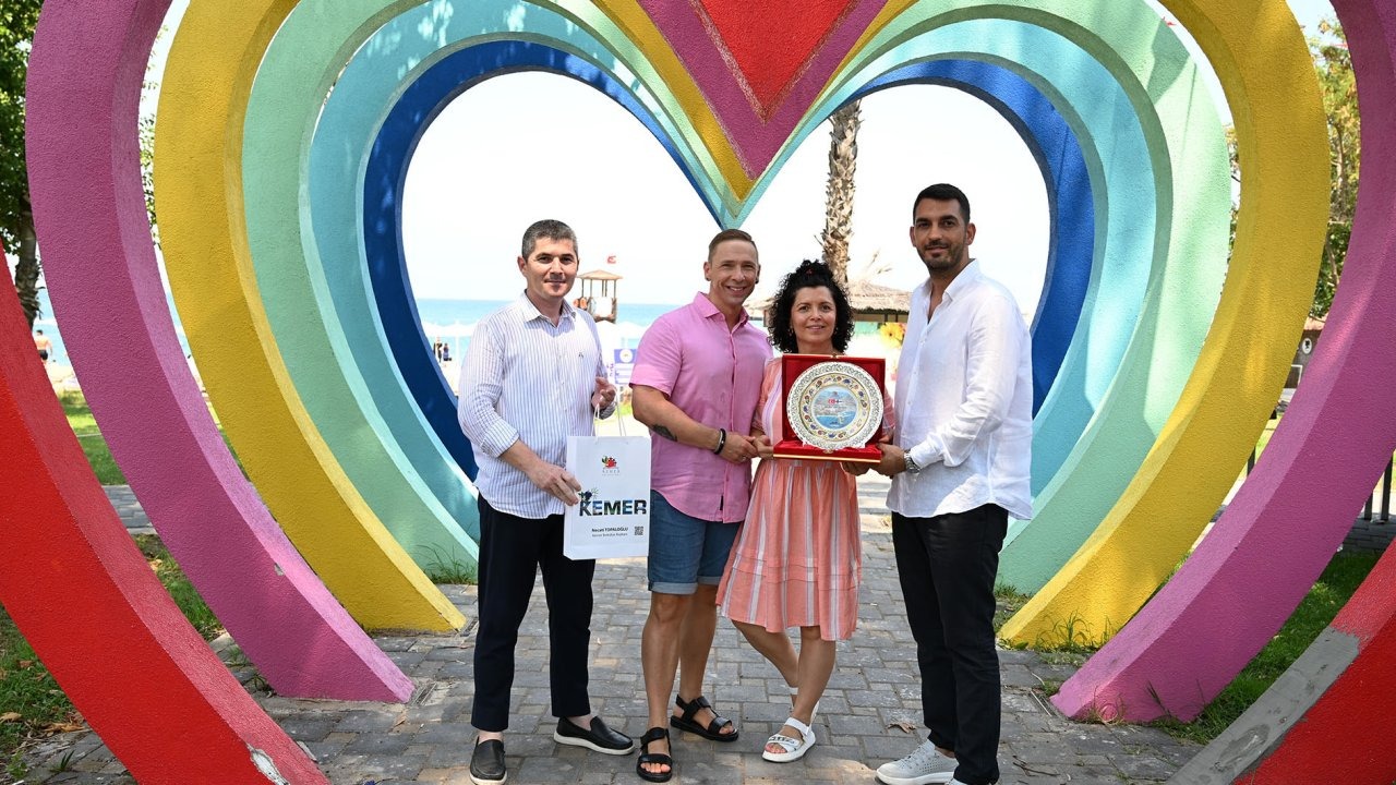 20 yıldır Kemer'e gelen Finli çifte teşekkür plaketi