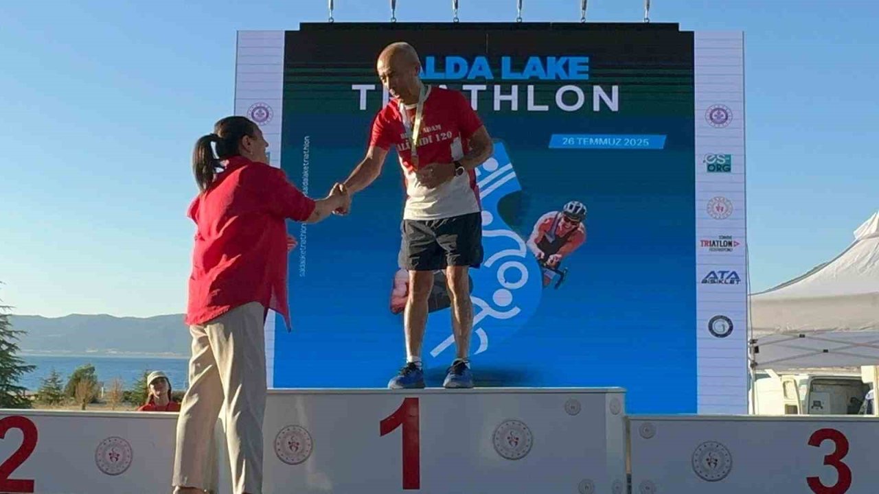 Türkiye’nin Maldivleri Salda Gölü’ndeki triatlon yarışlarında 76 yaşındaki ‘Demir Adam’ zirvede