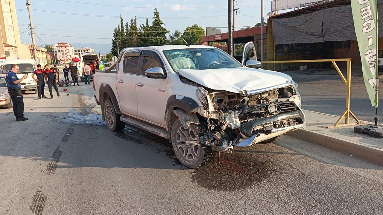 Yeni evli çifti ayıran kaza kamerada