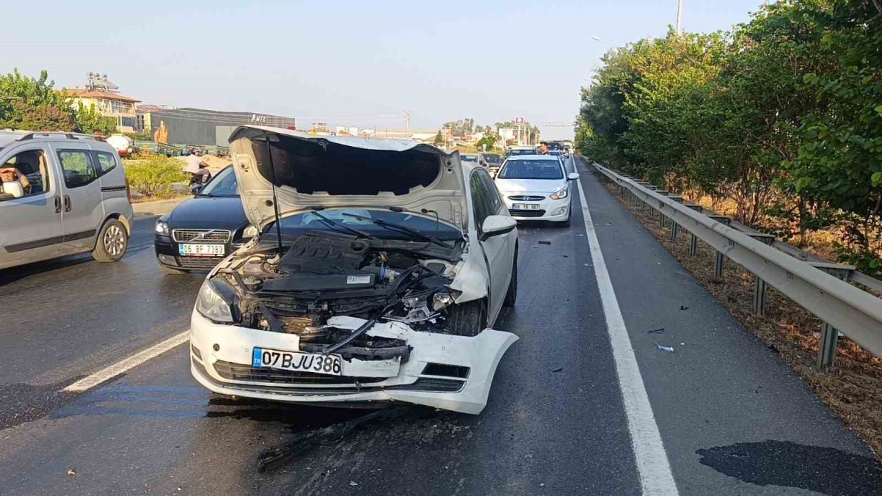 Antalya’da zincirleme kaza: 2 yaralı
