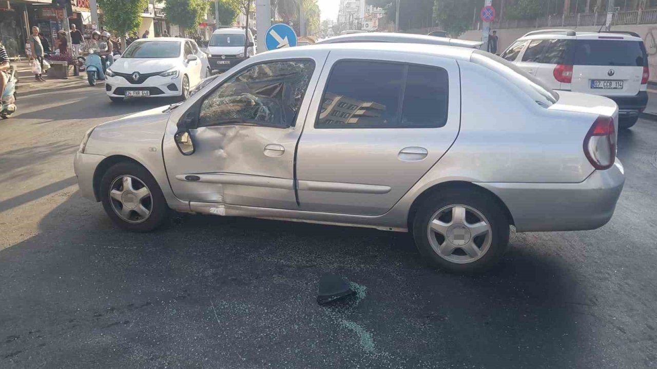 Kırmızı ışık ihlali yaptı otomobille çarpıştı: 1 yaralı