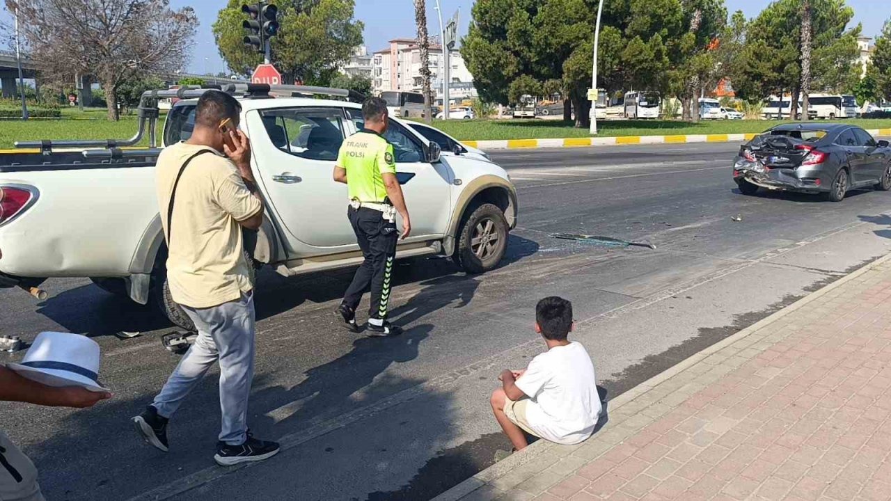Kazada babasının otomobilinin halini gören küçük çocuk gözyaşlarını tutamadı