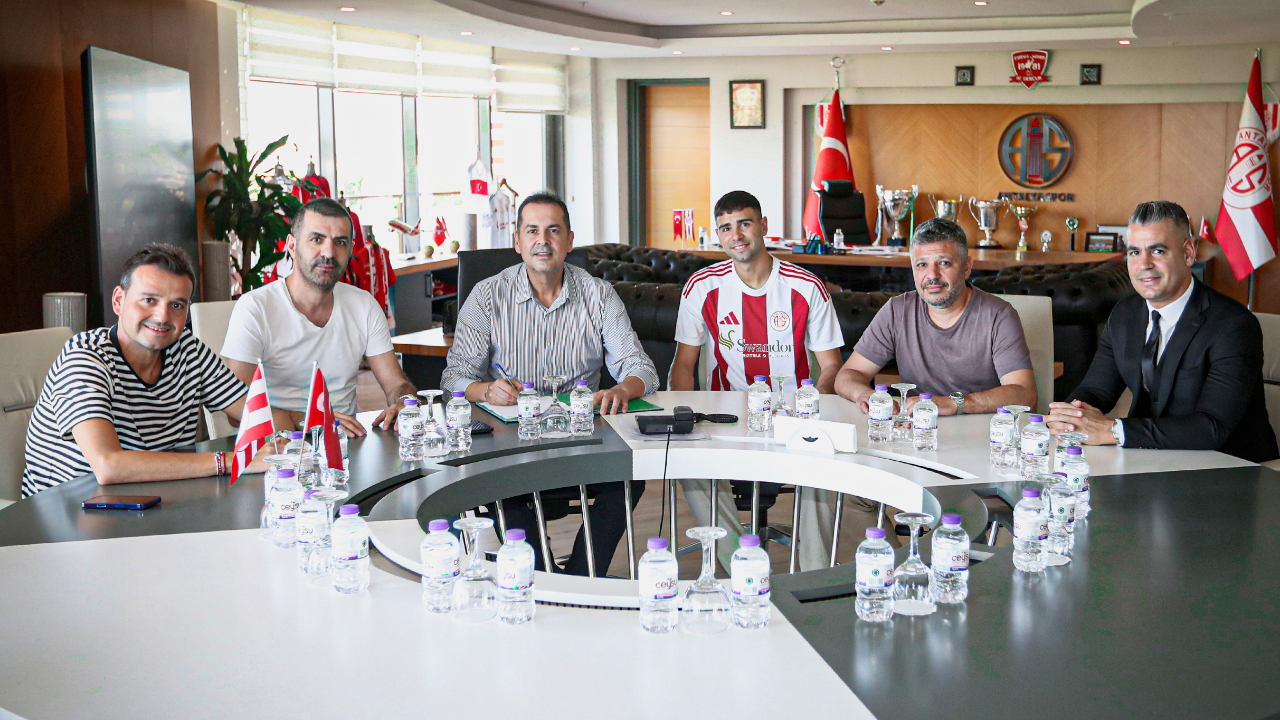 Antalyaspor'a Arjantinli stoper Lautaro Giannetti imzayı attı