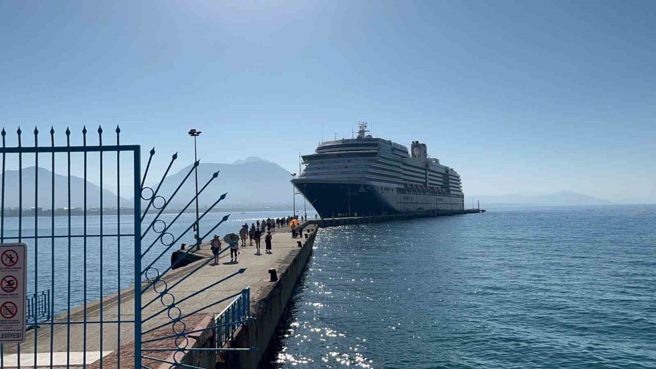 Hollanda bandıralı 2 bin 110 yolcu 784 mürettebatlı kruvaziyer gemisi Alanya’ya ulaştı