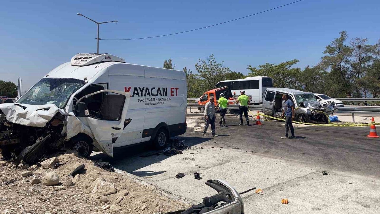 Yol çalışması nedeniyle tek şeride düşen yolda feci kaza:1 ölü 6 yaralı