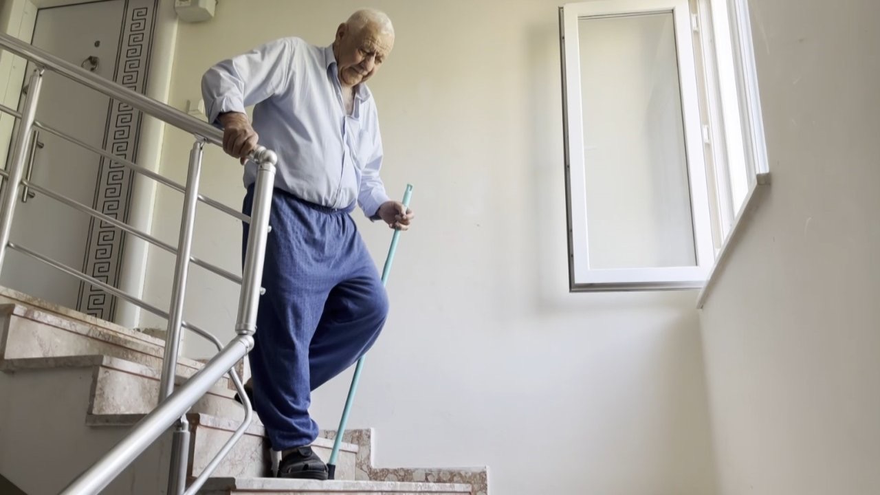 Yılların asansör sorunu yaşlı çifti evde hapis hayatı yaşatıyor