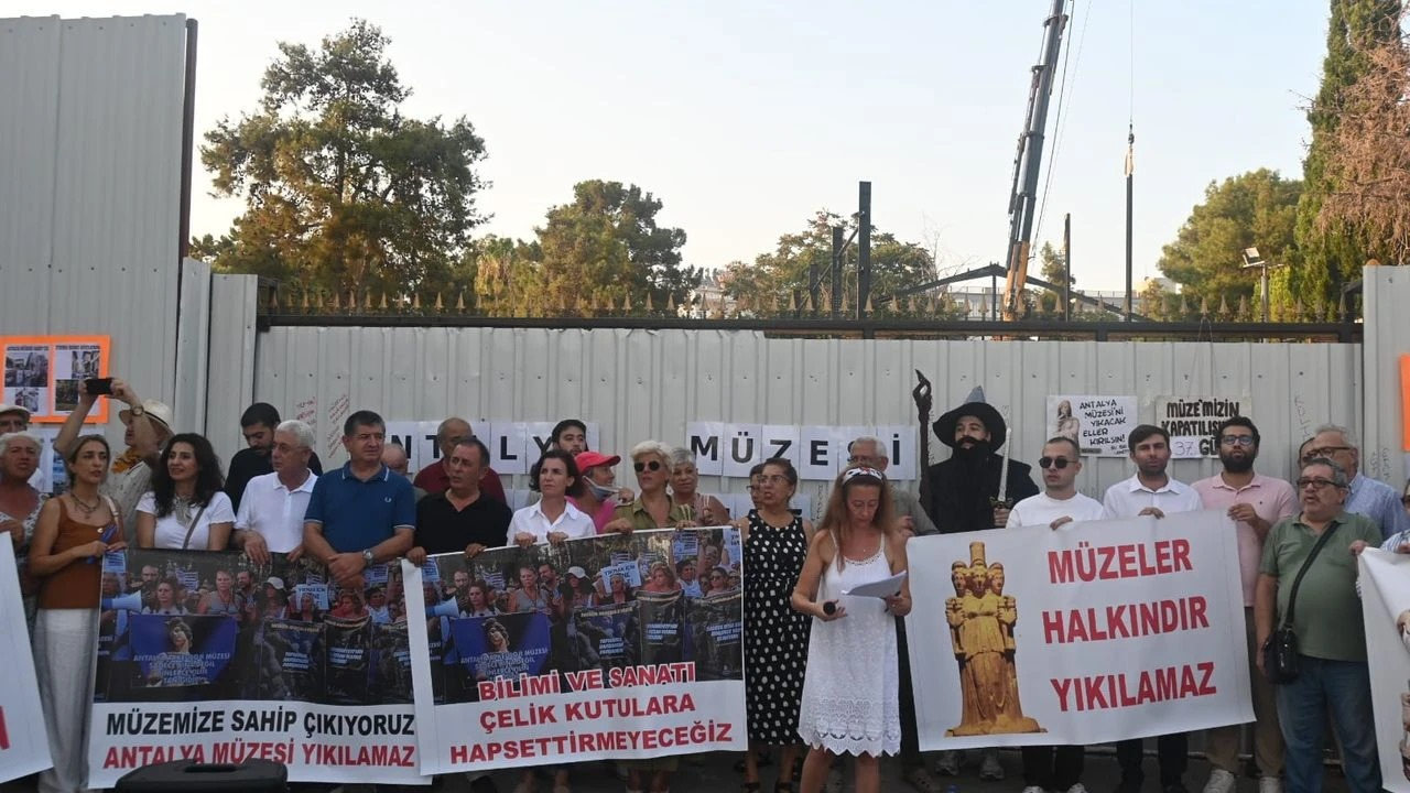 Antalya Müzesi önünde “Müze halkındır, yıkılamaz” eylemi