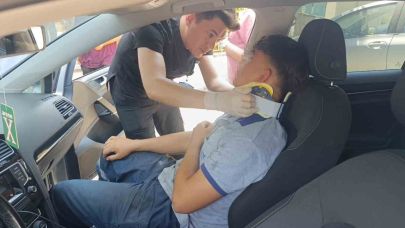 İlk tedavisi çarpıştığı otomobilde yapıldı