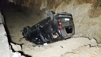 Otomobile çarpan hafif ticari araç  kanala uçtu: 3 yaralı