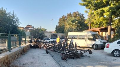 Kömür yüklü kamyon, az daha faciaya neden oluyordu