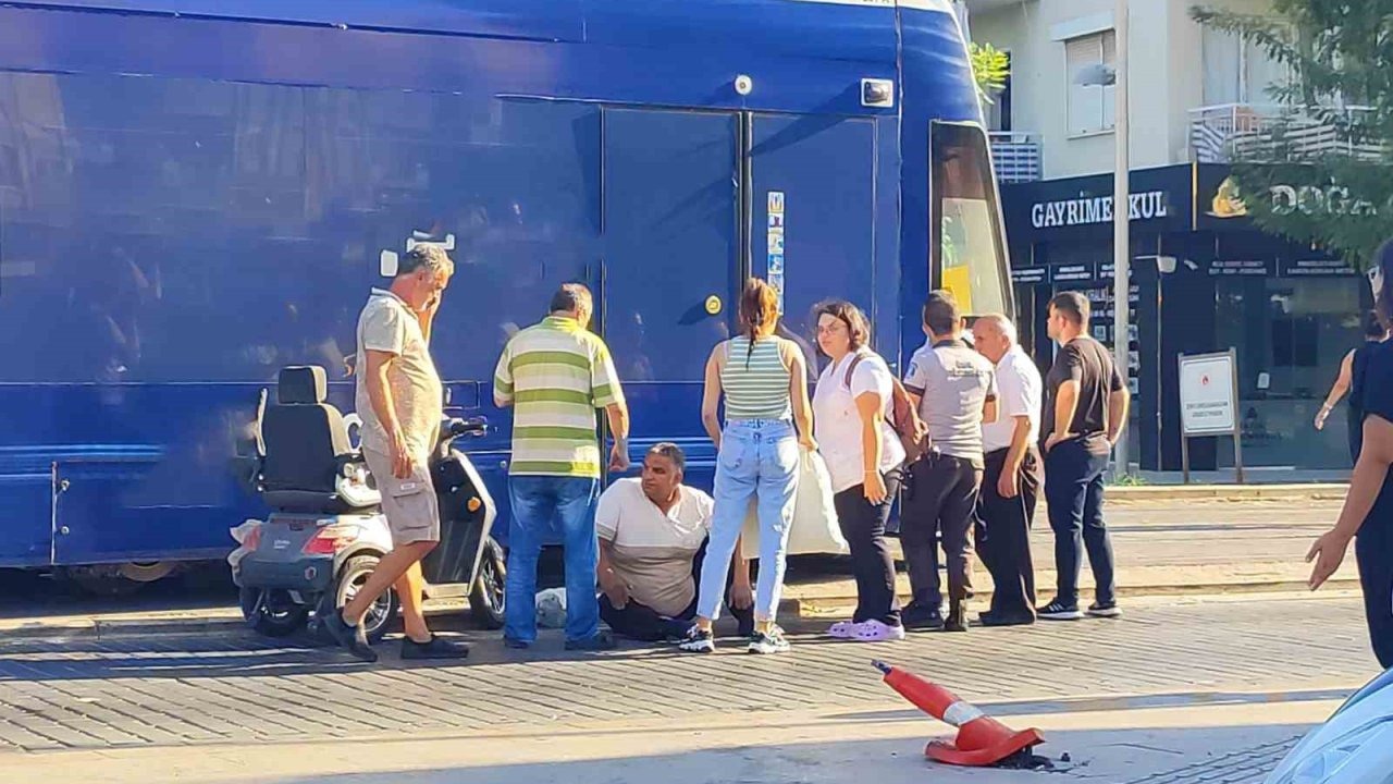 Engelli vatandaş akülü aracıyla tramvaya çarptı