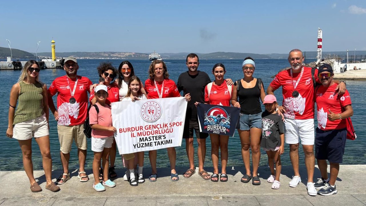 Burdurlu sporcular yüzerek kıtaları birleştirdi