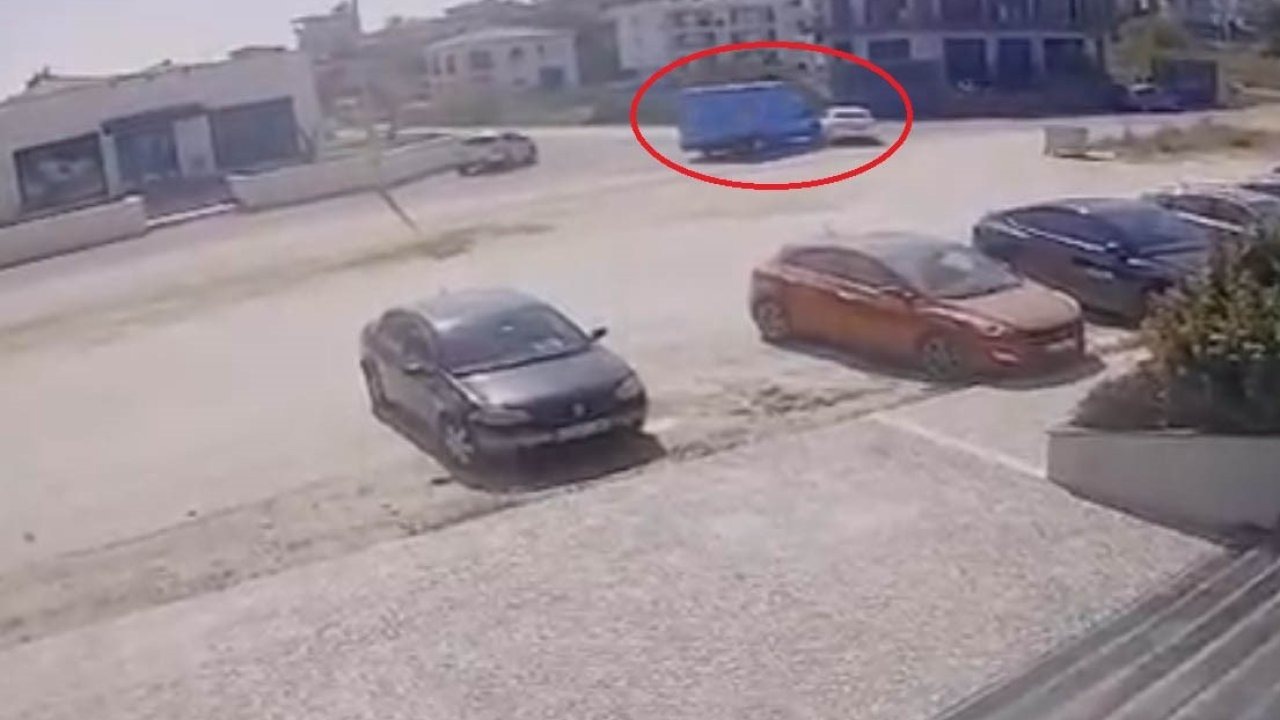 Antalya’da kargo aracıyla otomobil çarpıştı