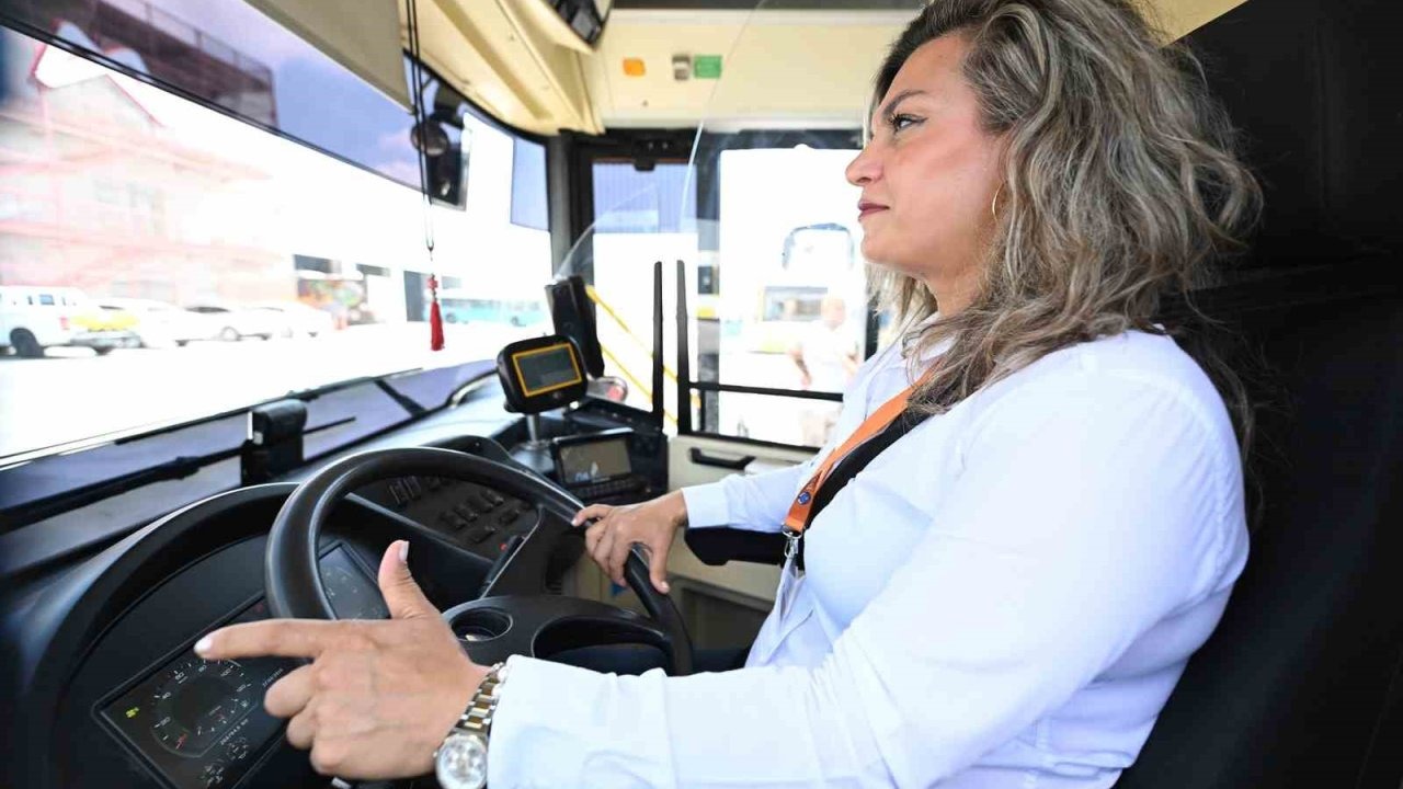 Mersin’de 2 çocuk annesi ücretsiz kursla otobüs şoförü oldu