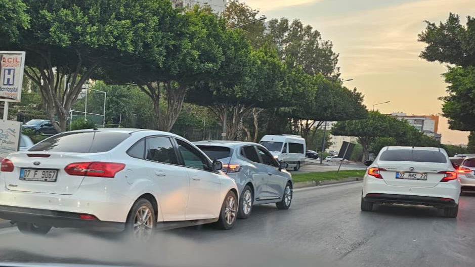 Akşam trafiğinde 2 otomobil çarpıştı
