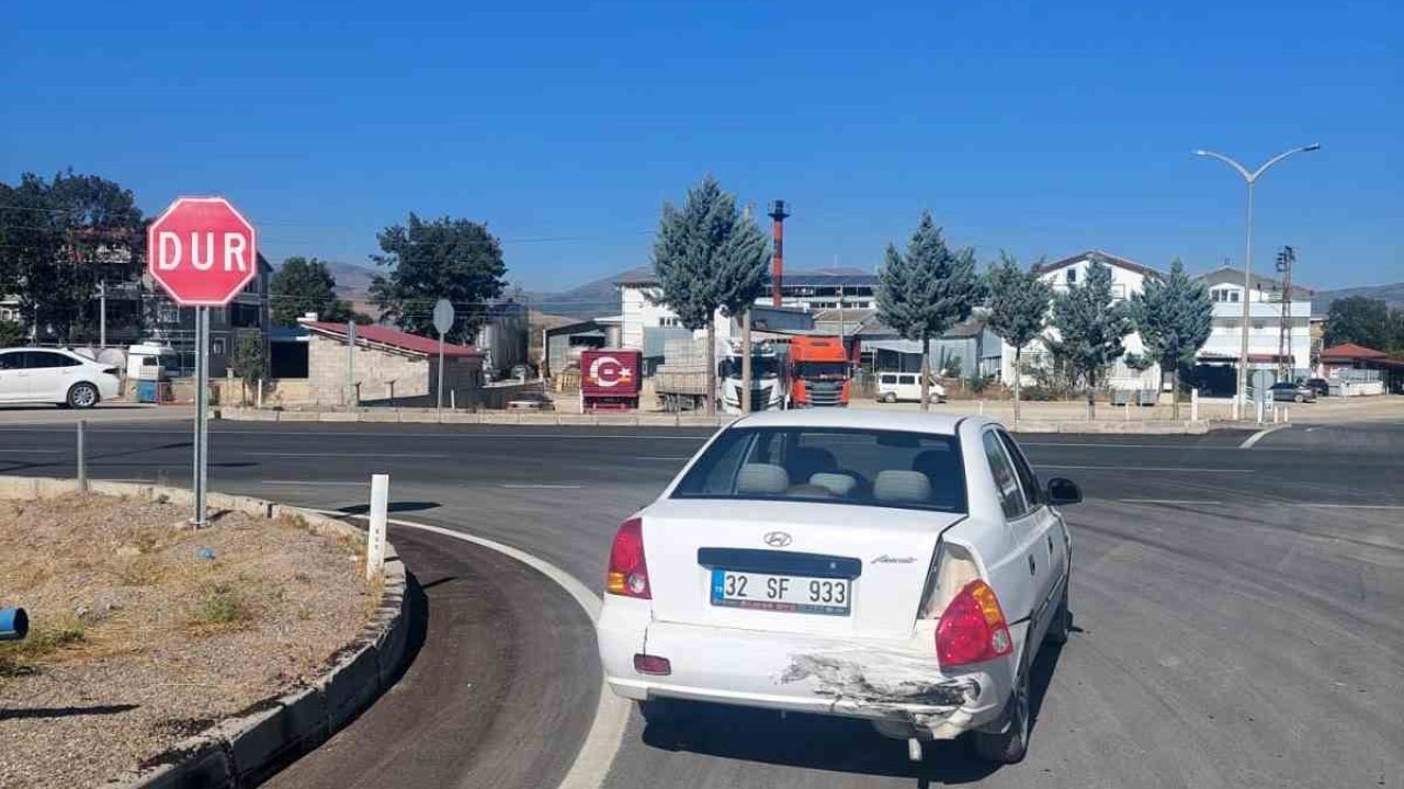 Şarkikaraağaç’ta iki otomobil çarpıştı: 3 yaşındaki çocuk yaralandı