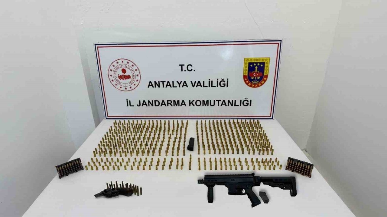 Antalya’da bir depoda suikast silahı ele geçirildi