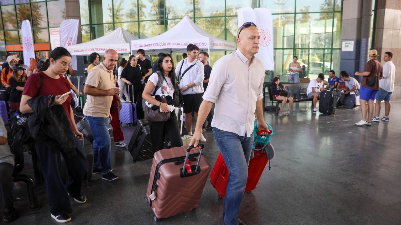 Antalya'da eğitim görecek üniversite öğrencilerine otogarda özel karşılama