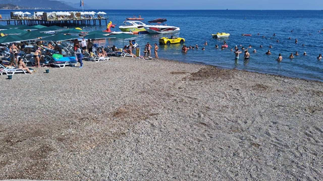 Antalya'nın ünlü plajı tekrardan halkın kullanımına açıldı