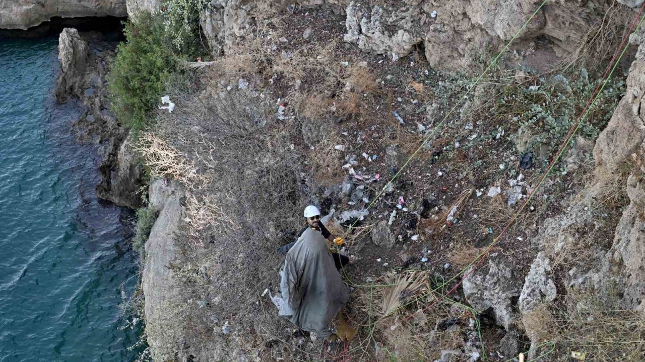 Antalya’da 40 metrelik falezlerde temizlik operasyonu