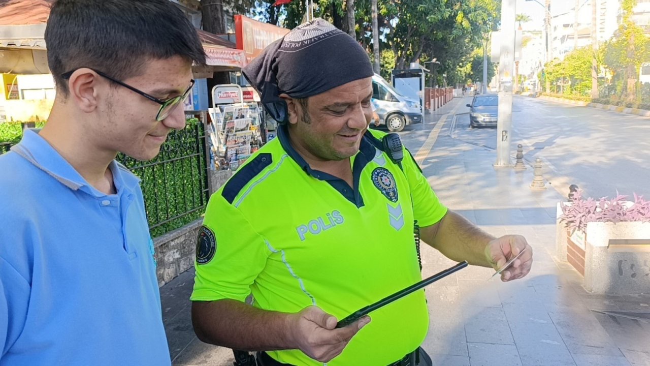 Kargo şubesinden ehliyeti aldı, sevincini  kapı önündeki trafik polisiyle paylaştı
