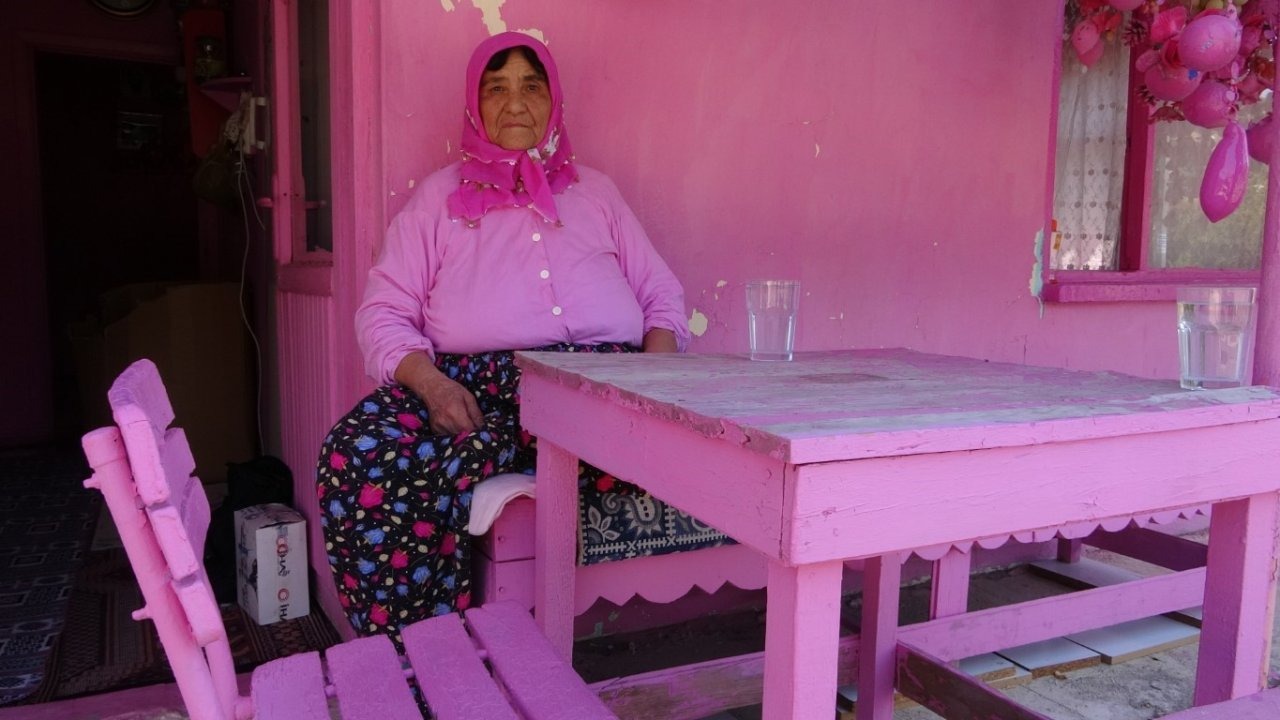 Isparta’nın pembe renk tutkusuyla bilinen ’Barbie Teyzesi’ pembe evine mahkum kaldı
