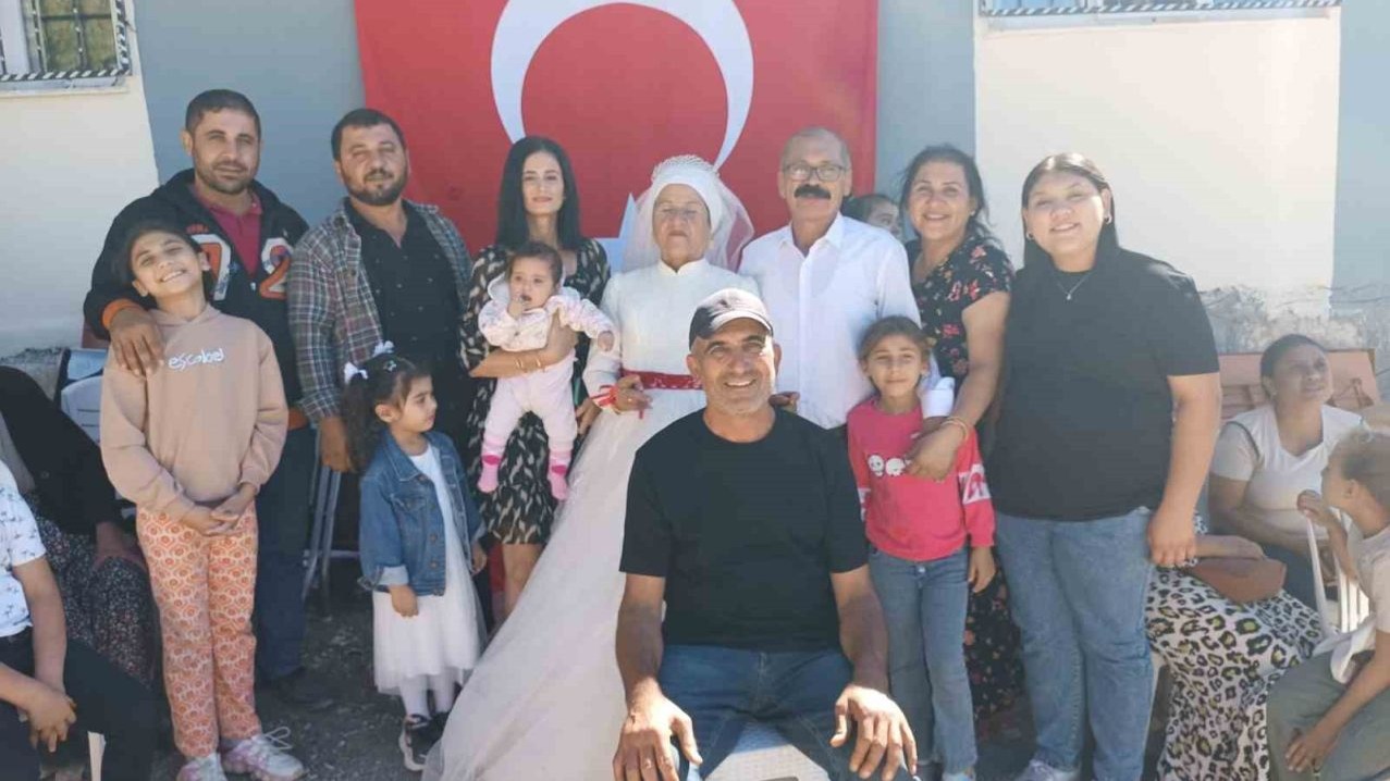 Bitmeyen aşk: 4 çocuklu 9 torunlu çift, 40 yıl sonra düğün yaptı