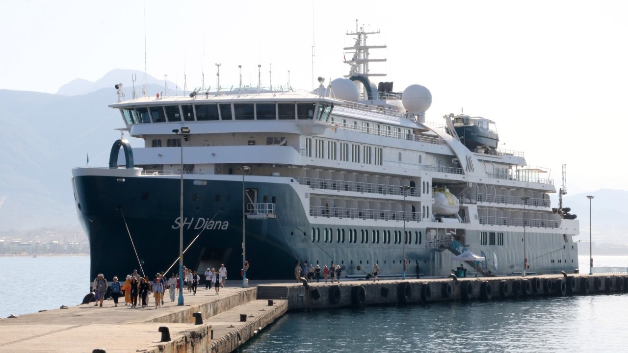 Lüks kruvaziyer ABD'li ve Rus turistleri getirdi