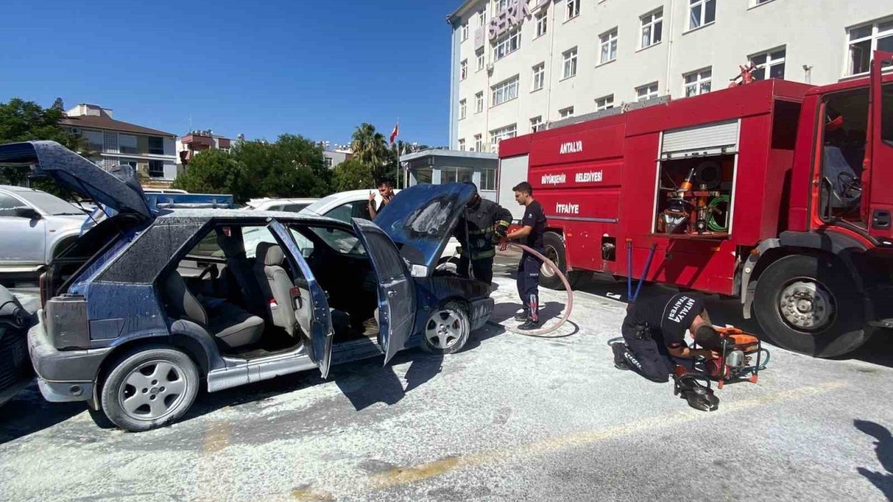 Hastane otoparkında park halindeki otomobil yanarak kullanılamaz hale geldi
