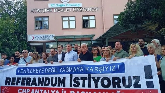 Atatürk Hastanesi’nin geleceği tartışılıyor… Cavit Arı’dan hastane önünde açıklama!