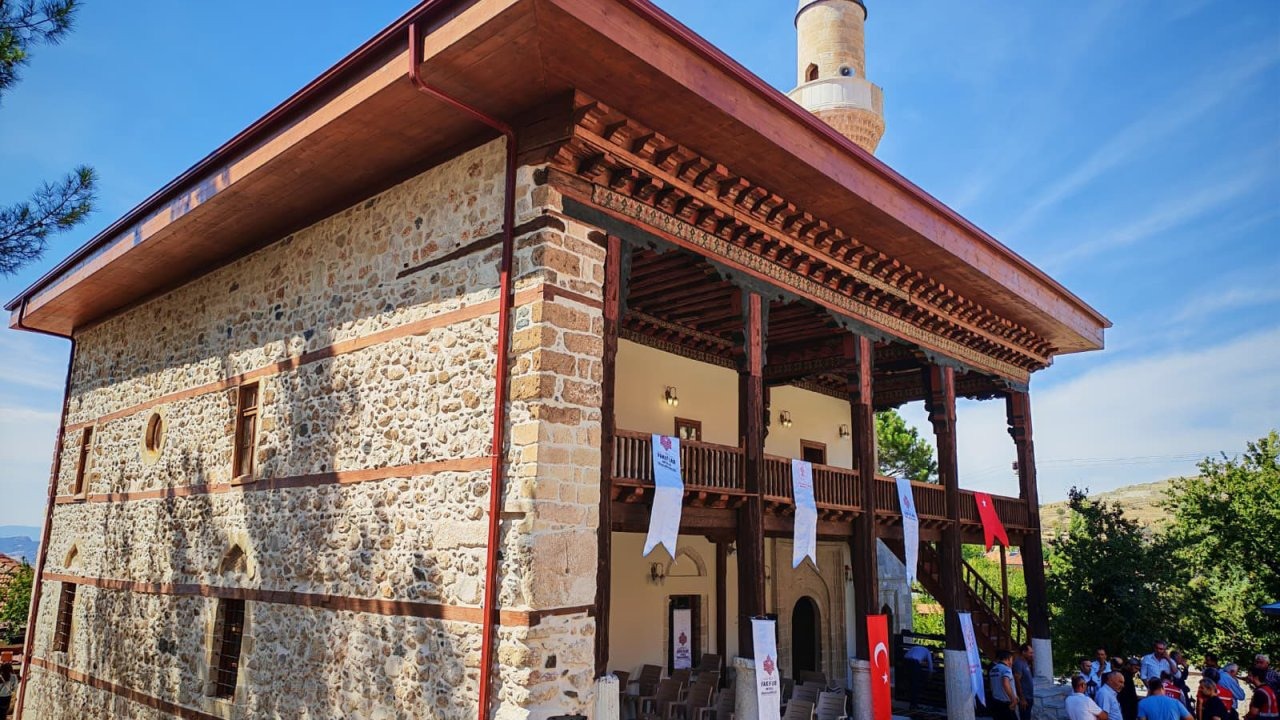 Restore edilen tarihi cami ibadete açıldı