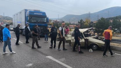 2 otomobil ile TIR çarpıştı: 2 ölü, 3 yaralı