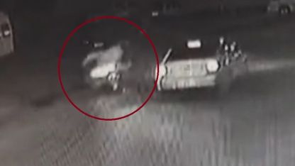 Kaza anı kamerada: Otomobil ile motosiklet çarpıştı